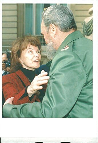 Fotografie de epocă a lui Danielle Mitterrand și Fidel Castro.